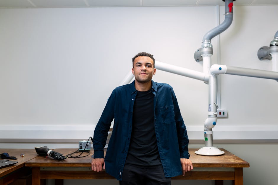 Samopouzdani mladi inženjer u laboratoriju